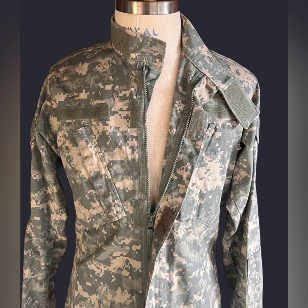 US Army ACU Digital Camouflage Combat Uniform Jacket looks like a Men’s M/L - Picture 6 of 9